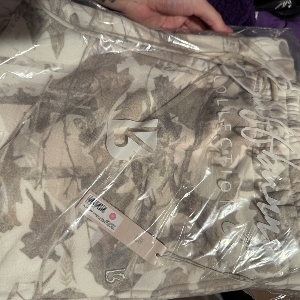 NWT Buffbunny Collection Plush Fleece Straight Leg Sweat-pant Snow Camo- M reg